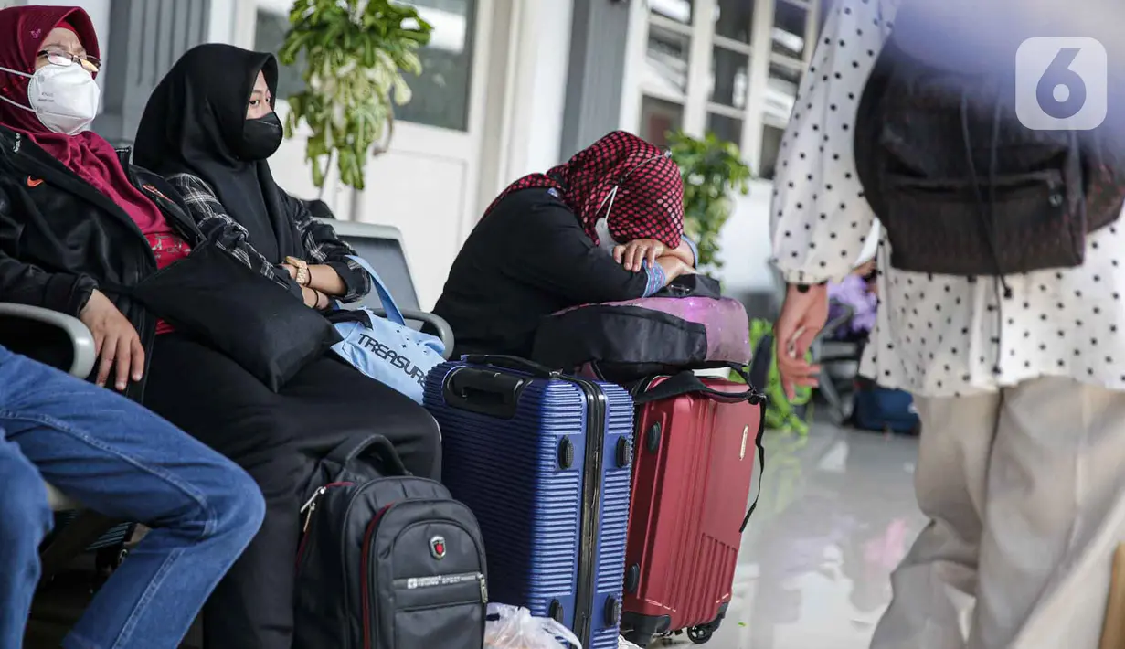 <p>Pemudik menunggu jadwal keberangkatan kereta mereka di Stasiun Pasar Senen, Jakarta, Selasa (26/4/2022). Sepekan menjelang Lebaran, lonjakan jumlah penumpang kereta api sudah mulai terlihat pada Selasa siang ini, dan diperkirakan akan terus bertambah hingga 30 April atau H-2 Idul Fitri. (Liputan6.com/Faizal Fanani)</p>