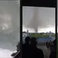 Keganasan Tornado Rancaekek Terekam Kamera, Warganet: Ya Allah Ngeri Banget! (Doc: X | @bunbunay | @MamunMu98291791 | @luqman78)