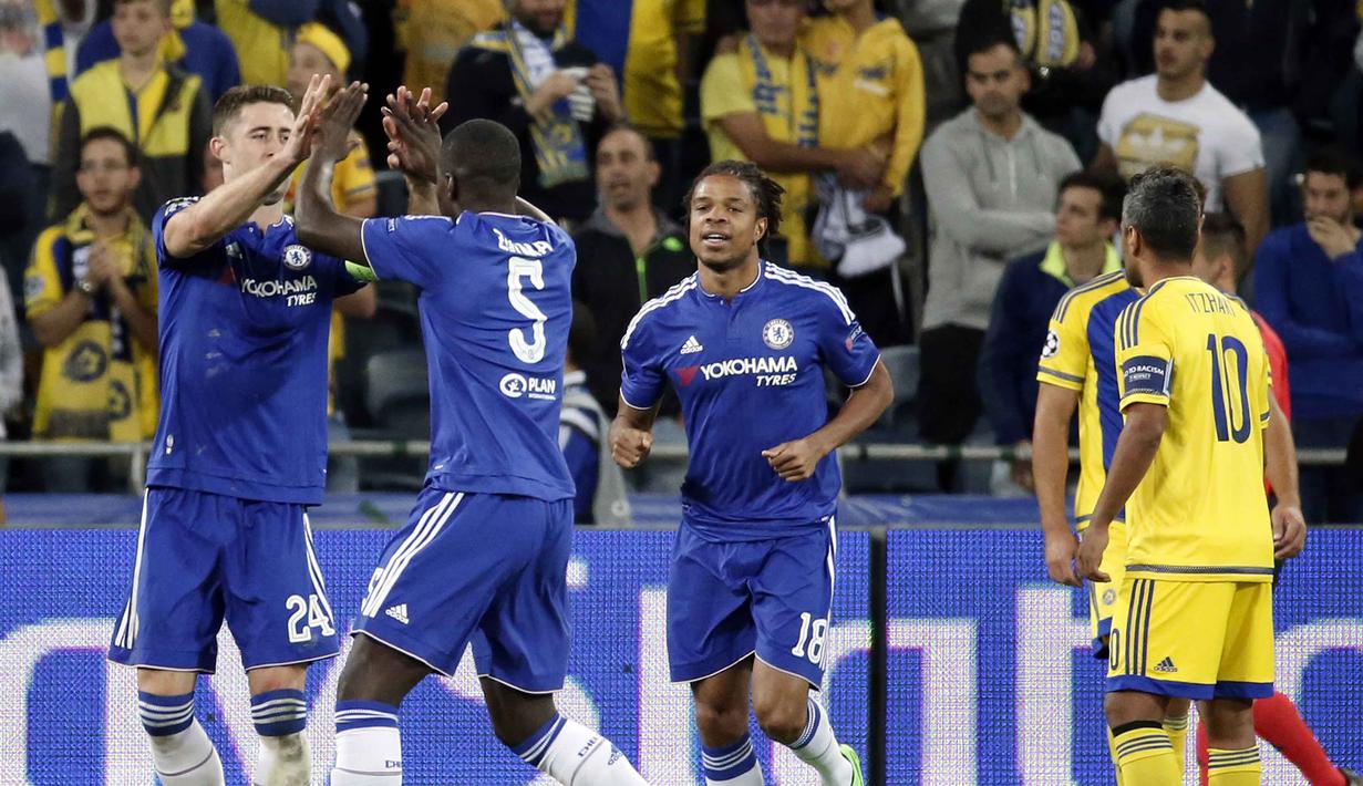 Pemain Chelsea, Garry Cahil (kiri) merayakan gol bersama rekannya pada laga lanjutan Liga Champion grup G di Stadion Sammy Ofer, Israel, Rabu (25/11/2015). dini hari WIB. (AFP Photo/Thomas Coex)