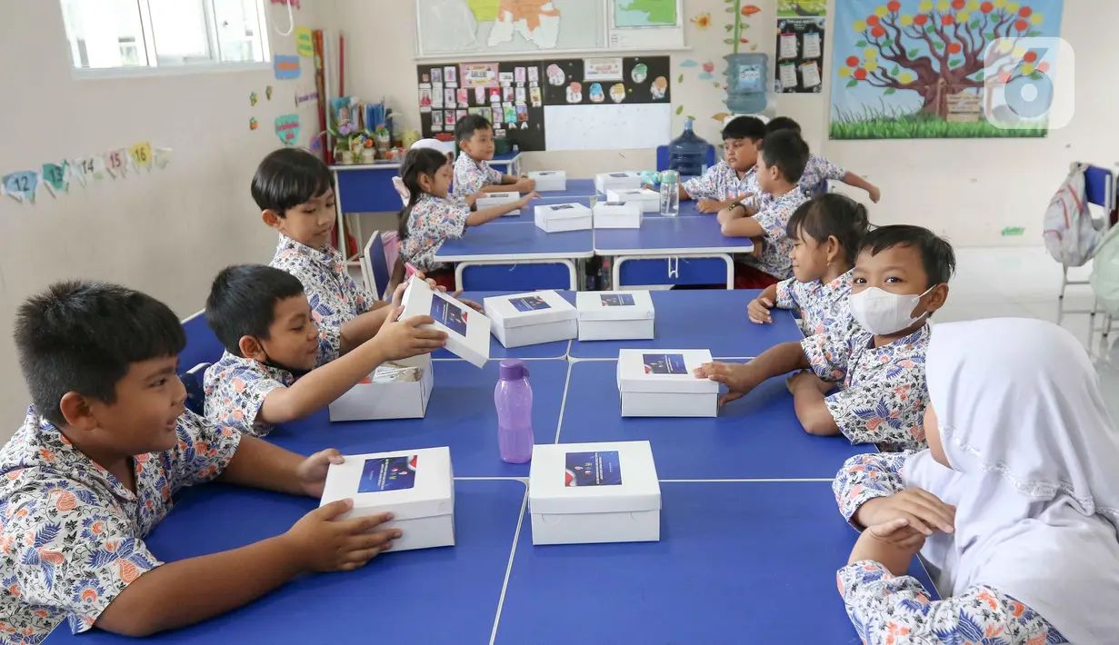 Pangkalan Udara (Lanud) TNI AU Halim Perdanakusuma melakukan uji coba program makan bergizi gratis di sejumlah sekolah yang berada di dalam kompleks Lanud Halim, Jakarta Timur. (Liputan6.com/Herman Zakharia)