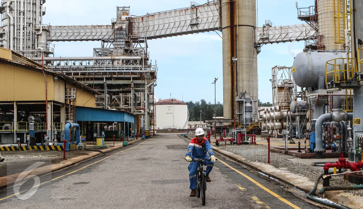 Petugas lapangan keliling memantau Area Crude Distilation Unit (CDU IV) di kawasan kilang RU V Balikpapan, Kalimantan, Kamis (14/05). Sebanyak 26% dari produksi BBM Pertamina dihasilkan dari RU V Balikpapan. (Liputan6.com/Fery Pradolo)