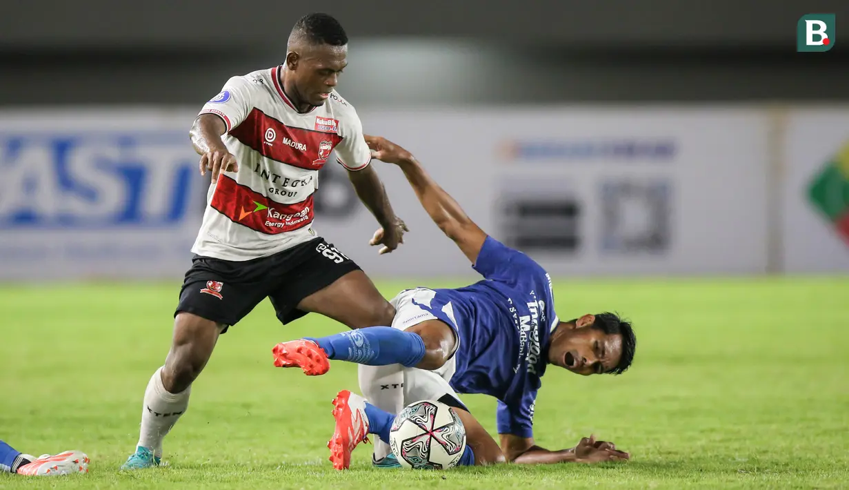 Bukan hanya pandai menyerang dan mencetak gol, Frets pun ikut membantu pertahanan Persib ketika pemain andalan Madura United, David Laly berusaha meringsek barisan pertahanan Maung Bandung. (Bola.com/Bagaskara Lazuardi)