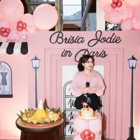 Perayaan sederhana namun manis itu mengusung tema “Brisia Jodie in Paris” dengan dekorasi serba pink yang memenuhi area lapangan padel. [@jonathan.alden_].