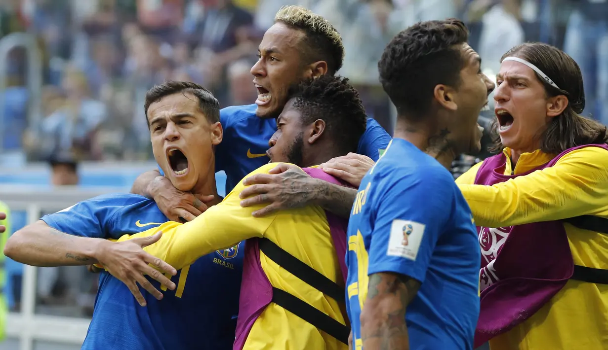 Para pemain Brasil merayakan gol yang dicetak oleh Philippe Coutinho ke gawang Kosta Rika pada laga Piala Dunia di Stadion Saint-Petersburg, Jumat (22/6/2018). Brasil menang 2-0 atas Kosta Rika. (AP/Petr David Josek)