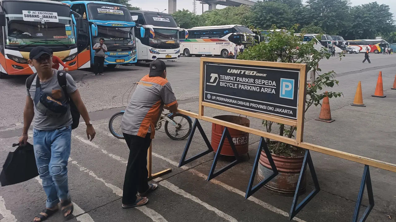 Terminal Bus Kampung Rambutan hingga kini masih belum ramai pemudik yang ingin pulang ke kampung halamannya masing-masing, pada mudik lebaran 2024.