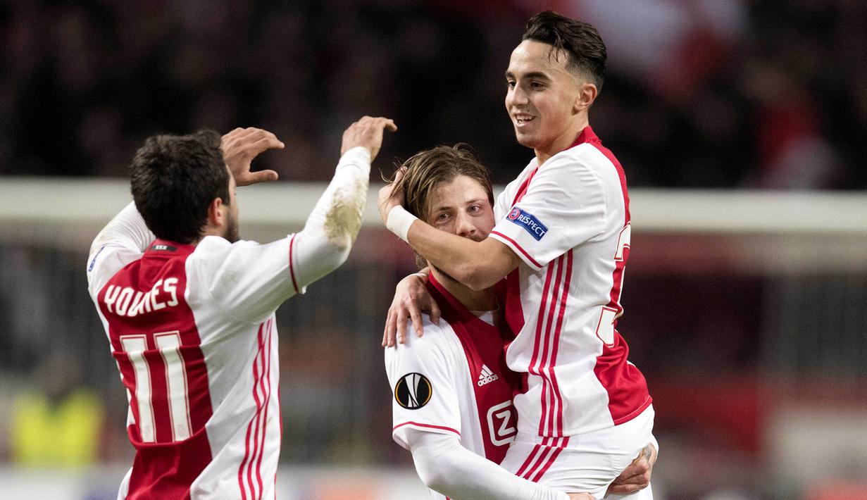 Gelandang Ajax Amsterdam, Abdelhak Nouri, berselebrasi saat mencetak gol ke gawang Panathinaikos di Amsterdam, Rabu (24/11/2017). Pemain berusia 20 tahun ini terancam harus mengakhiri kariernya karena mengalami kerusakan otak. (EPA/Olaf Kraak)
