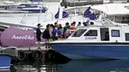 Turis Tiongkok menaiki kapal cepat untuk perjalanan dari Pulau Serangan ke Pulau Lombok di Denpasar, Bali, Rabu (25/1/2023). Aktivitas pariwisata khususnya dari China di Kelurahan Serangan, Denpasar Selatan semakin ramai. (AFP/Sonny Tumbelaka)