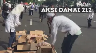 Banyak warga yang menyumbang makanan dan minuman gratis untuk peserta Aksi Damai 2 Desember