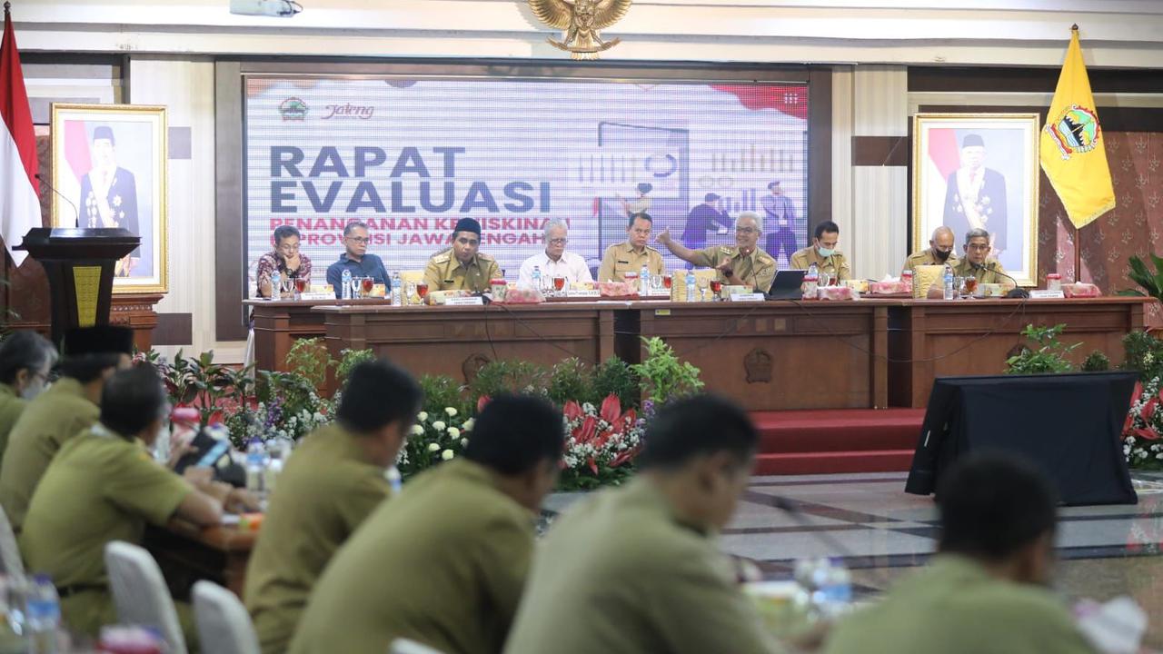 Gubernur Jawa Tengah (Jateng) Ganjar Pranowo menerbitkan SK SK Gub No 465/13 Tahun 2023 tentang satuan tugas (satgas) penghapusan kemiskinan ekstrem Provinsi Jateng.