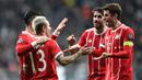 Para pemain Bayern Munchen merayakan gol Rafinha (tengah) saat melawan Besiktas pada leg kedua 16 besar Liga Champions di Vodafone Stadyumu, Besiktas Park, Istanbul, (14/3/2018). Bayern menang 3-1. (AFP/Ozan Kose)