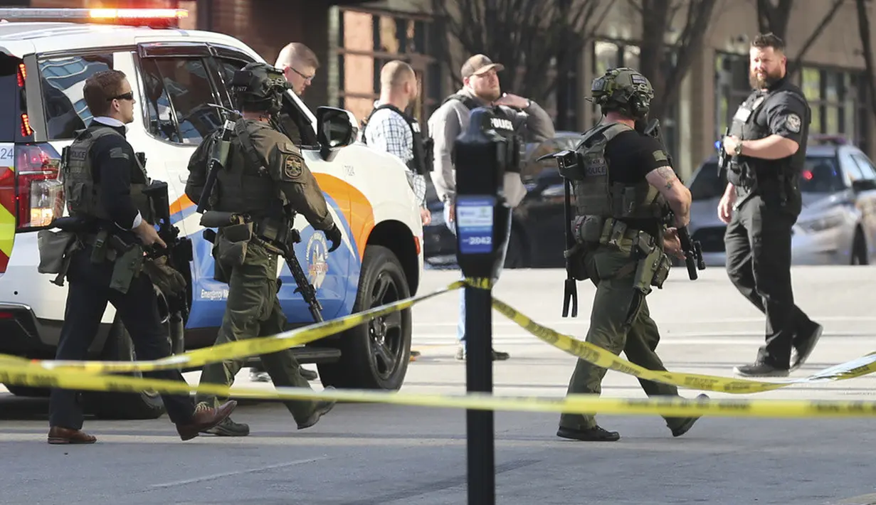 <p>Pria bersenjata itu ditembak mati di tempat kejadian, kata polisi Louisville. (Michael Clevenger/Courier Journal via AP)</p>