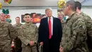 Presiden Donald Trump menyapa pasukan militer Amerika dalam kunjungan kejutan ke Pangkalan Udara al Asad, Irak, Rabu (26/12). Kunjungan ini merupakan kunjungan perdananya setelah mengumumkan penarikan pasukan militer dari Suriah. (SAUL LOEB/AFP)
