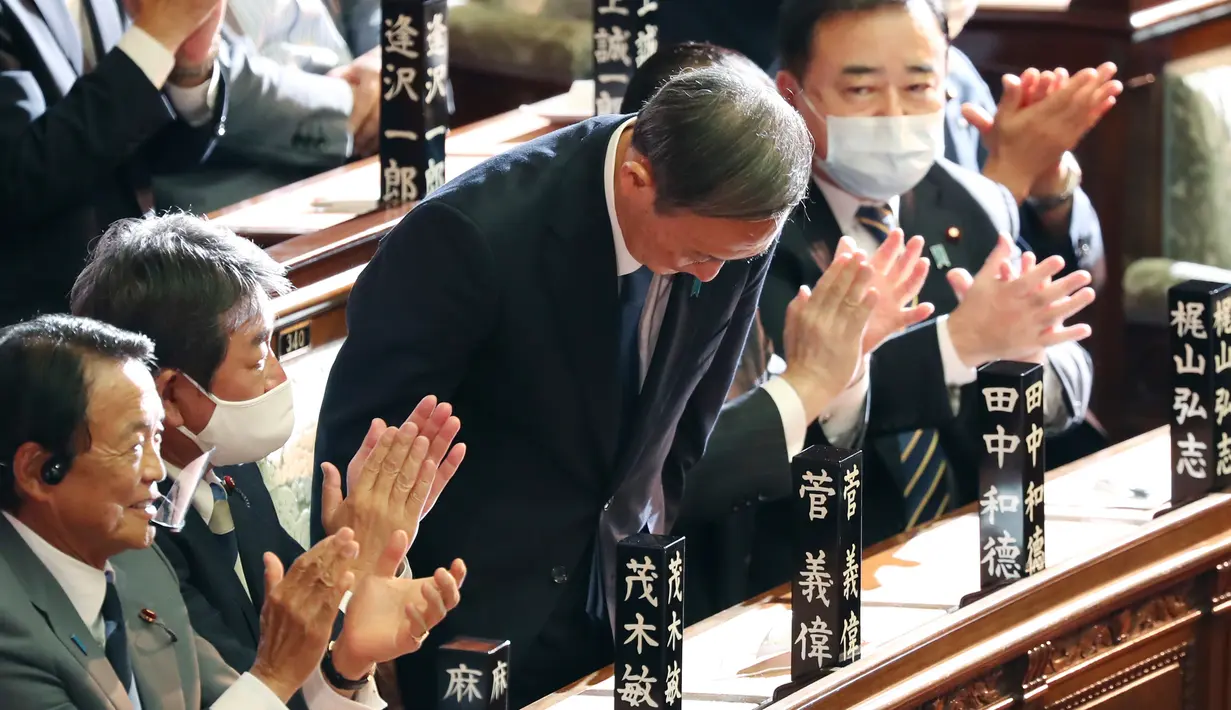 Yoshihide Suga membungkuk setelah terpilih sebagai perdana menteri baru Jepang di majelis rendah parlemen di Tokyo, Rabu (16/9/2020). Parlemen Jepang pada Rabu (16/9) resmi memilih Yoshihide Suga sebagai perdana menteri pengganti Shinzo Abe yang mundur karena sakit. (AP Photo/Koji Sasahara)
