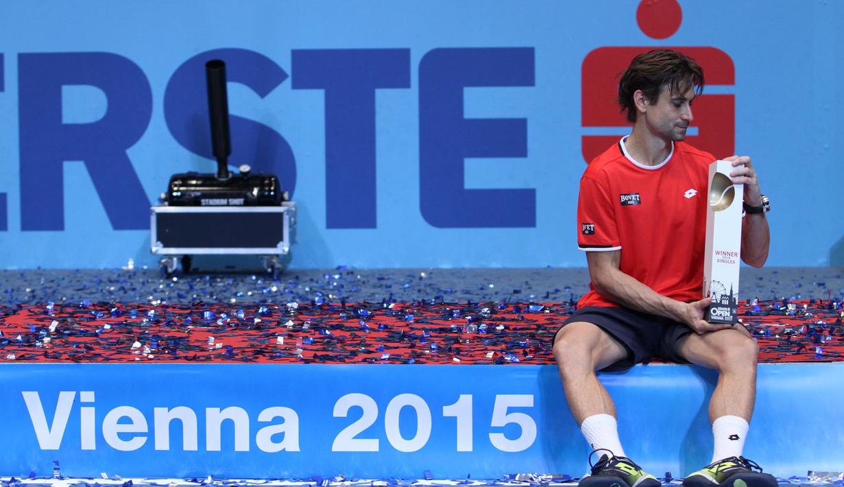 David Ferrer dengan trofi juara usai mengalahkan Steve Johnson di partai final Erste Bank Open 2015 di Stadthalle Arena, Vienna, Austria, Minggu (25/10/2015) malam WIB. (Bola.com/Reza Khomaini)