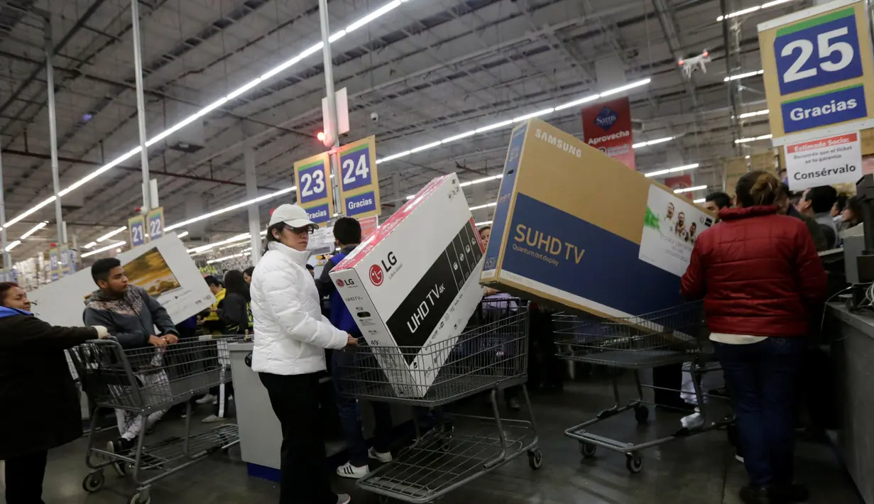 Pembeli mengantre di kasir saat 'Black Friday' di salah satu toko di Mexico City, Meksiko, Jumat (18/11). 'Black Friday' adalah pesta diskon yang biasa digelar menjelang natal. (REUTERS / Henry Romero)