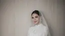 Jessica Mila menikah dengan Yakup Hasibuan pada tahun 2023. Pernikahan pun digelar mewah dan meriah, Jessica pun tampil dengan gaun putih brokat lengan panjang dari Yefta Gunawan. [@jscmila]
