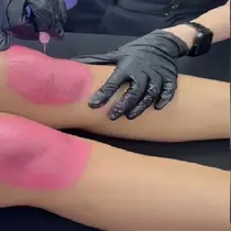 Tato lutut pink di salon Tik Ka Au, Bangkok, Thailand. (dok. TikTok @Tikkaau/Dinny Mutiah)