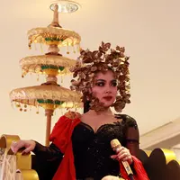 Penyanyi fenomenal Syahrini perankan tokoh Roro Jonggrang dalam pameran foto ‘Alkisah’ yang bertempat di Atrium East Mall Grand Indonesia. (Wimbarsana/Bintang.com)