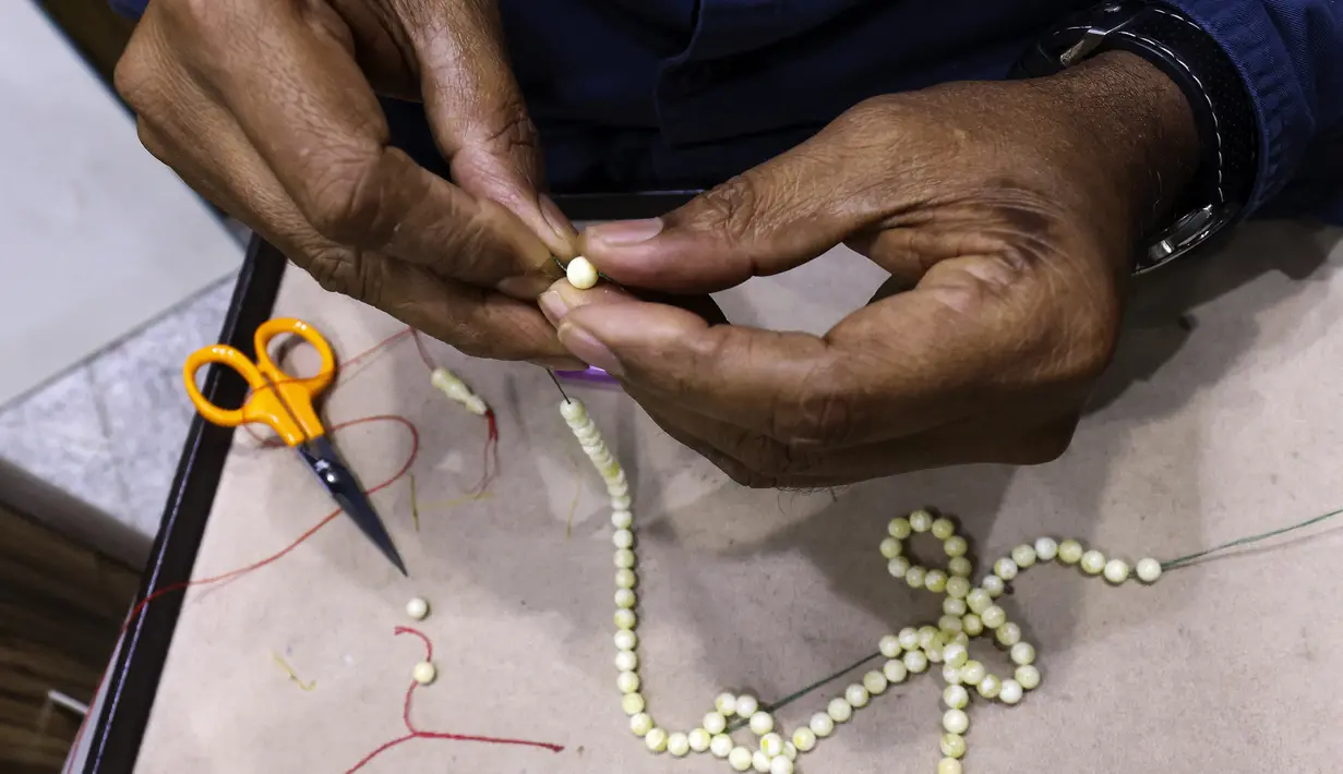 Ada 99 butir mata ornamen dalam sebuah tasbih. (AFP/YASSER AL-ZAYYAT)