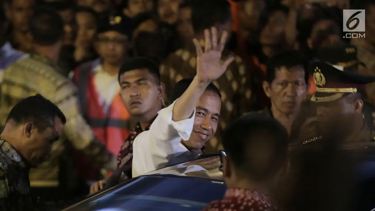 Temui Pengungsi Gunung Agung, Jokowi Beri Bantuan