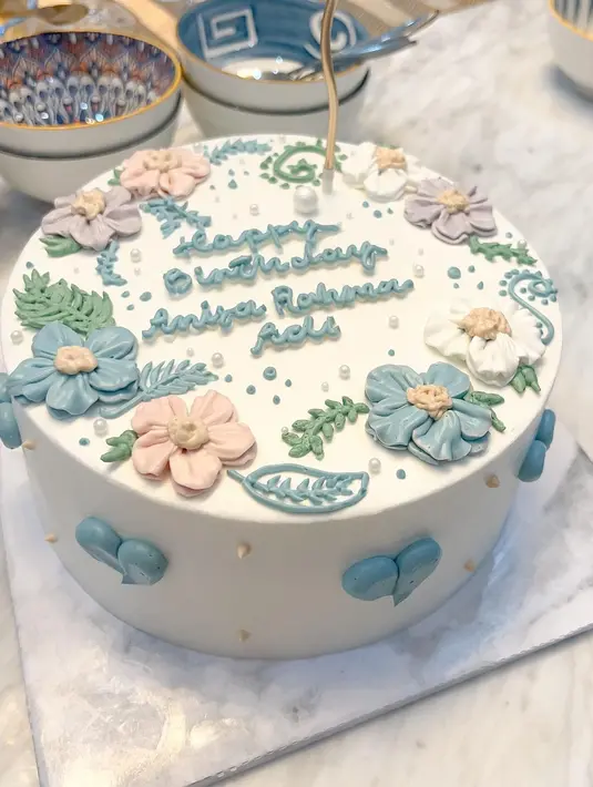 Dinda Hauw ulang tahun setiap tanggal 14 November. Sebelumnya, ia juga merayakan ulang tahun bersama suami. [Instagram/anisarahma_12]