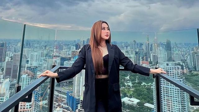 Seleb TikTok Probolinggo Luluk Nuril tengah jadi sorotan. (Foto: Instagram  luluknurilreal)