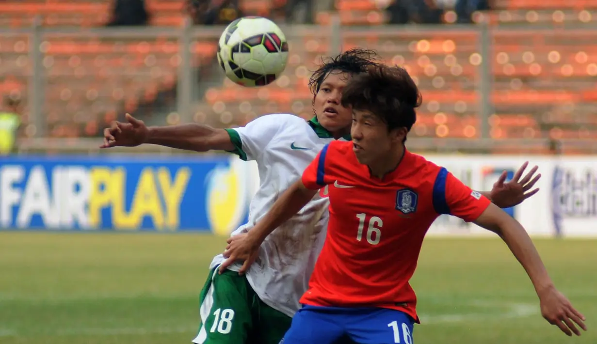 Gelandang timnas Indonesia U-23, Adam Alis Setyano (kiri) berebut bola dengan Lee Yeongjae (Korea Selatan) di kualifikasi grup H Piala Asia 2016 di Stadion GBK Jakarta, Selasa (31/3/2015). Indonesia U-23 kalah 0-4. (Liputan6.com/Helmi Fithriansyah)
