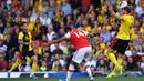 Bek Watford, Craig Dawson, berebut bola dengan striker Arsenal, Pierre-Emerick Aubameyang, pada laga Premier League 2019/20 di Stadion Vicarage Road, Watford, Minggu (15/9). Kedua klub bermain imbang 2-2. (AFP/Ben Stansall)
