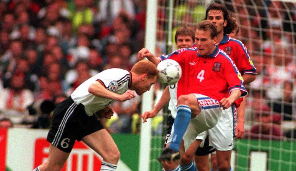 Jerman kemudian menyingkirkan tuan rumah Inggris lewat adu penalti di semifinal. Setelah itu, Jerman menaklukkan Republik Ceko 2-1 dalam partai final di Wembley, yang dikenang berkat golden goal Oliver Bierhoff. (Foto: AFP/Vincent Almavy)