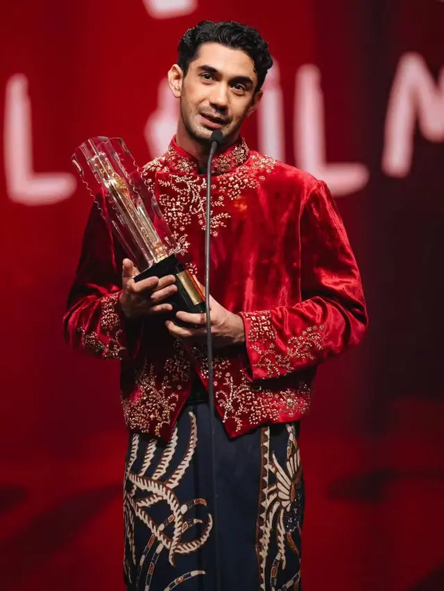 Reza Rahadian di Festival Film Indonesia 2023