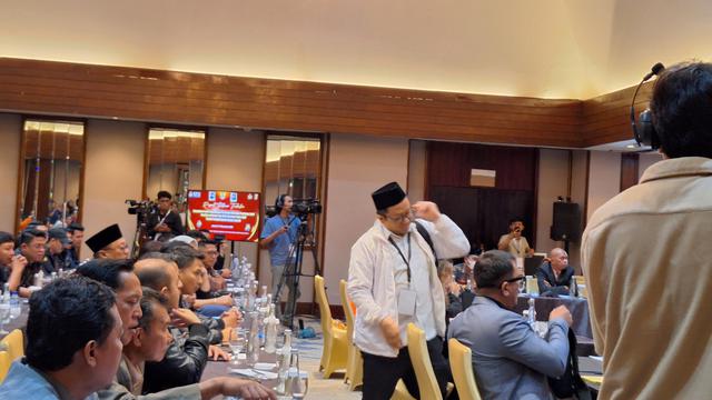 Tim pasangan calon gubernur dan calon wakin gubernur nomor urut 01, Ridwan Kamil (RK)-Suswono walk out saat rapat penetapan hasil rekapitulasi suara Pilkada Jakarta 2024 oleh KPU, Minggu (8/12/2024).