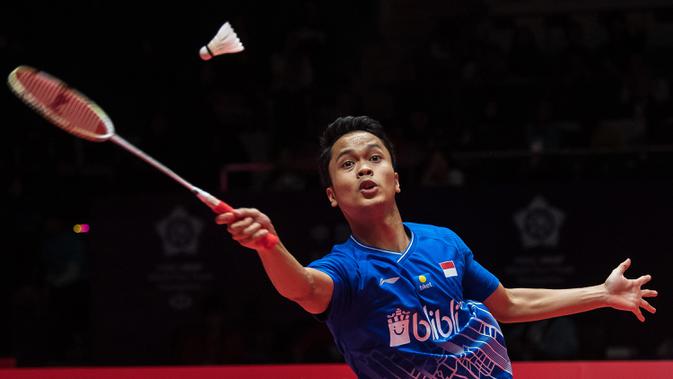Tunggal putra Indonesa, Anthony Ginting, berhasil melaju ke final BWF World Tour 2019 setelah mengalahkan tunggal putra China, Chen Long. (AFP/Stringer)
