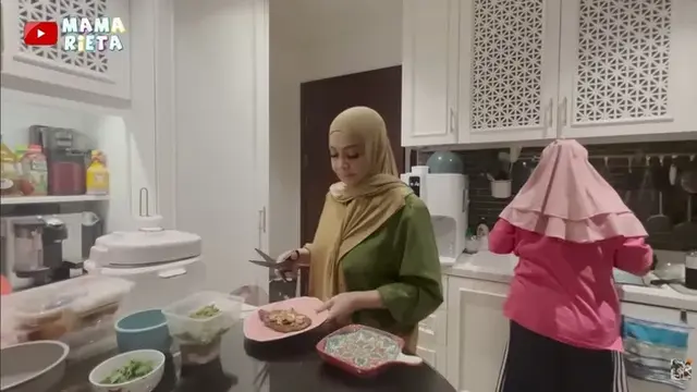 Potret Dapur Rumah Rieta Amilia, Tampil Elegan dengan Konsep Clean dan Fungsional