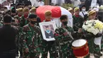Prajurit TNI mengusung peti jenazah Almarhum Azyumardi Azra untuk dimakamkam di Taman Makam Pahlawan Kalibata, Jakarta, Selasa (20/9/2022). Anggota TNI berbaris sambil membawa foto almarhum semasa hidup. Mereka berdiri dibelakang peti jenazah berbalut bendera merah-putih. (Liputan6.com/Herman Zakharia)