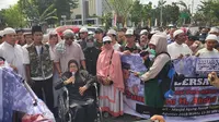Perwakilan Emak-emak pembela UAS menyampaikan orasi di Mapolda Riau terkait kriminalisasi ulama. (Liputan6.com/M Syukur)