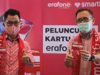 Deputy CEO Smartfren Djoko Tata Ibrahim (kiri) dan Wakil Dirut PT Erajaya Swasembada Tbk Joy Wahjudi (kanan) saat peluncuran Kartu Perdana Smartfren Erafone di Bintaro Xchange (1/10/2020). Konsumen mendapatkan kartu perdana gratis kuota hingga 360GB setiap pembelian handphone. (Liputan6.com/Pool)