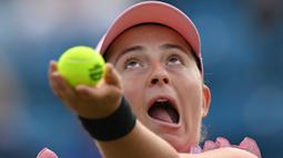 Petenis Latvia, Jelena Ostapenko melakukan servis menuju petenis Amerika Serikat, Madison Keys saat pertandingan tenis tunggal putri di turnamen tenis Eastbourne International di Eastbourne, Inggris pada Rabu, 22 Juni 2022. (AP/Kirsty Wigglesworth)
