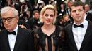 Aktris Kristen Stewart foto bersama dengan direktur US Woody Allen dan aktor Jesse Eisenberg saat tiba dalam pembukaan Festival Film Cannes ke-69 di Cannes, Prancis selatan, Rabu (11/5/2016). (AFP PHOTO / Valery Hache)