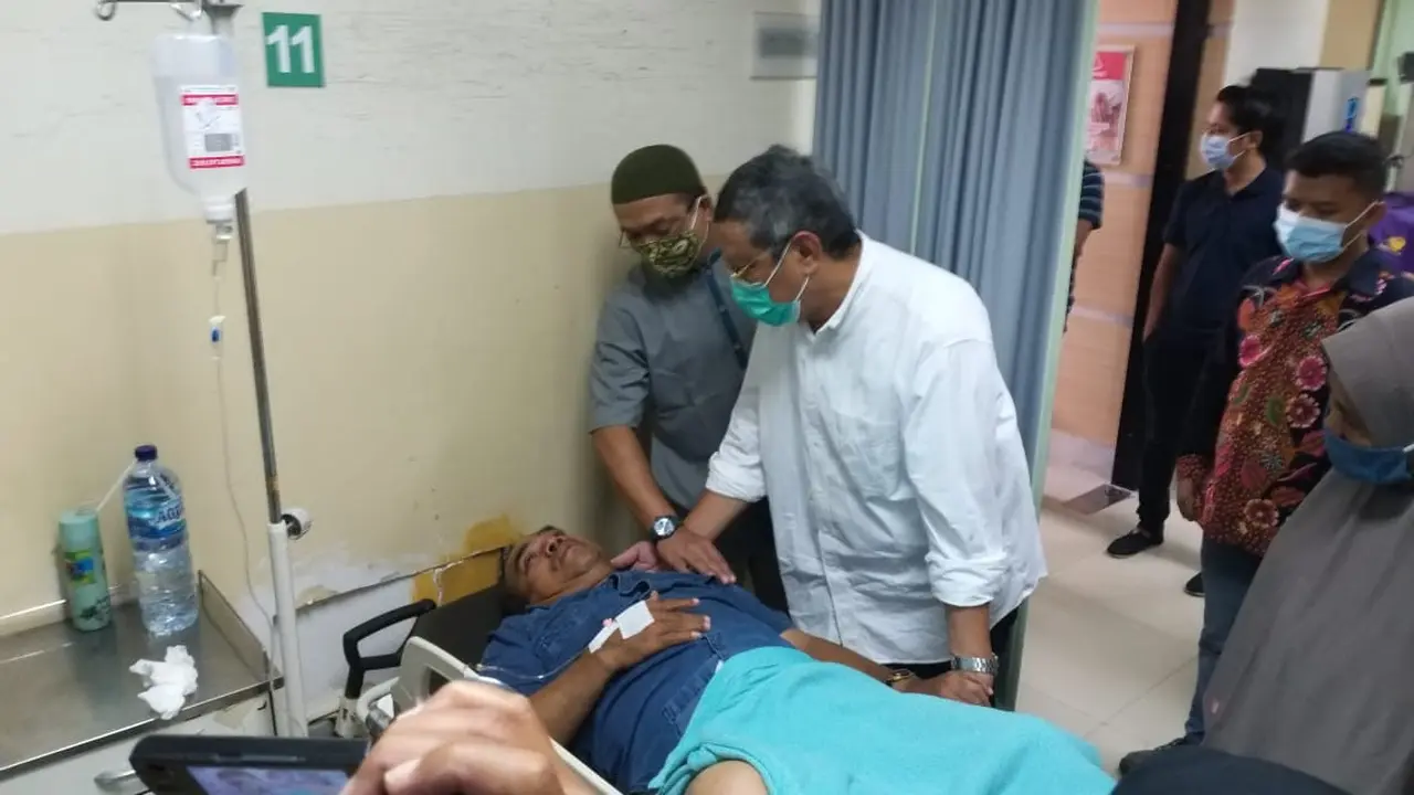 Pendukung Benyamin-Pilar ditabrak orang tak dikenal saat akan pasang alat peraga kampanye. (Pramita/Liputan6.com).