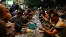 Warga muslim Iran menikmati menu makanan berbuka puasa di sebuah jalan di Teheran, 29 Mei 2018. Sebagian besar warga muslim Iran melaksanakan ibadah puasa di bulan Ramadan sesuai ajaran Islam melalui Nabi Muhammad. (AP Photo/Vahid Salemi)