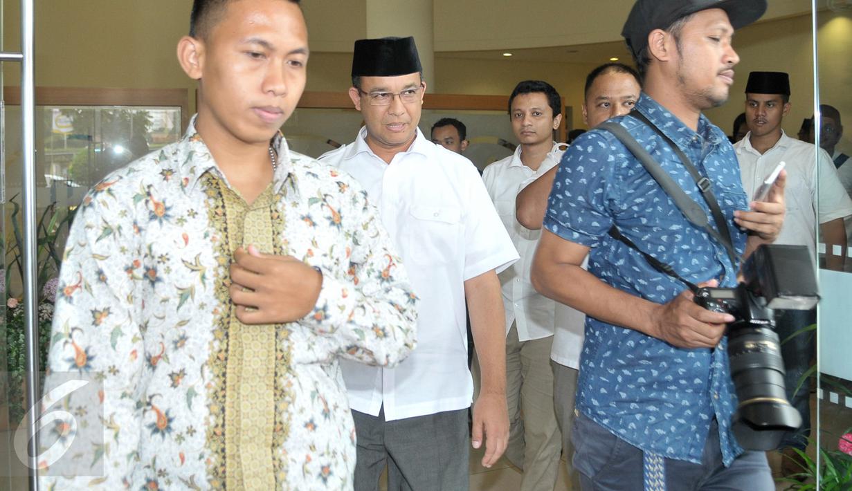 Anies Baswedan usai bertemu dengan petinggi PKS di kantor DPP PKS di Jalan TB Simatupang, Jakarta, Senin (6/3). Jelang kampanye pilgub putaran kedua, Anies Rasyid Baswedan dan Sandiaga Uno silahturami Presiden dan petinggi PKS. (Liputan6.com/Yoppy Renato)