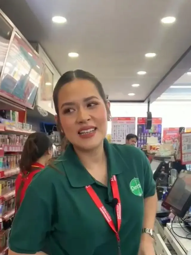 Raisa jadi kasir minimarket
