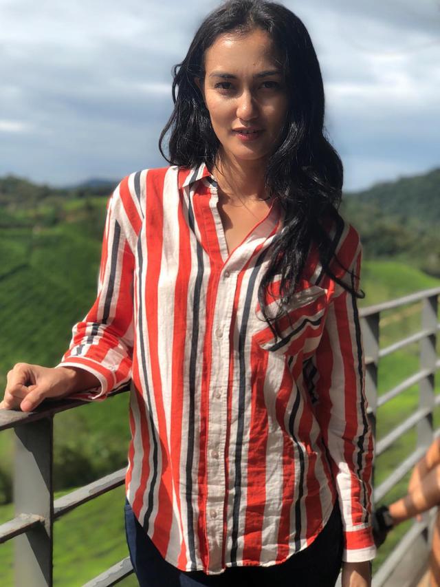 Tampilan Casual dengan Atasan Motif Stripes ala Atiqah Hasiholan