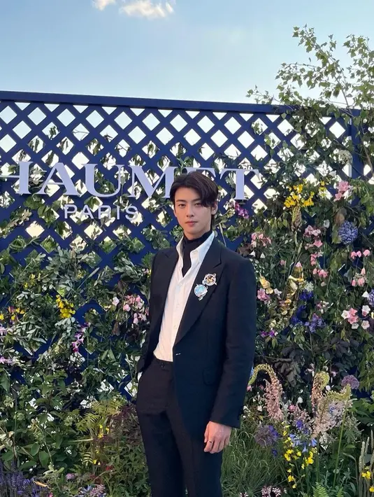 Kedua bintang Korea Selatan ini menghadiri gala dinner brand perhiasan Chaumet yang diselenggarakan di Chateau de Bagatelle, Paris, [7/6].