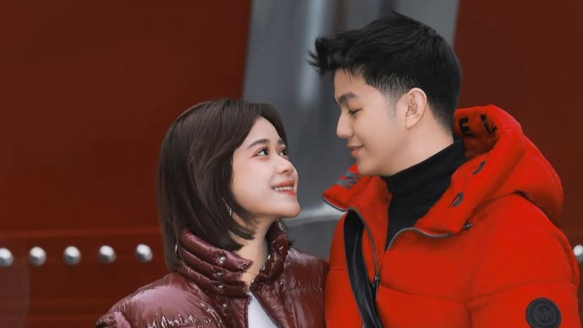 Gaya Musim Dingin Pasutri Muda, Brisia Jodie dan Jonathan Alden Bulan Madu ke China Pakai Jaket Cheongsam Viral