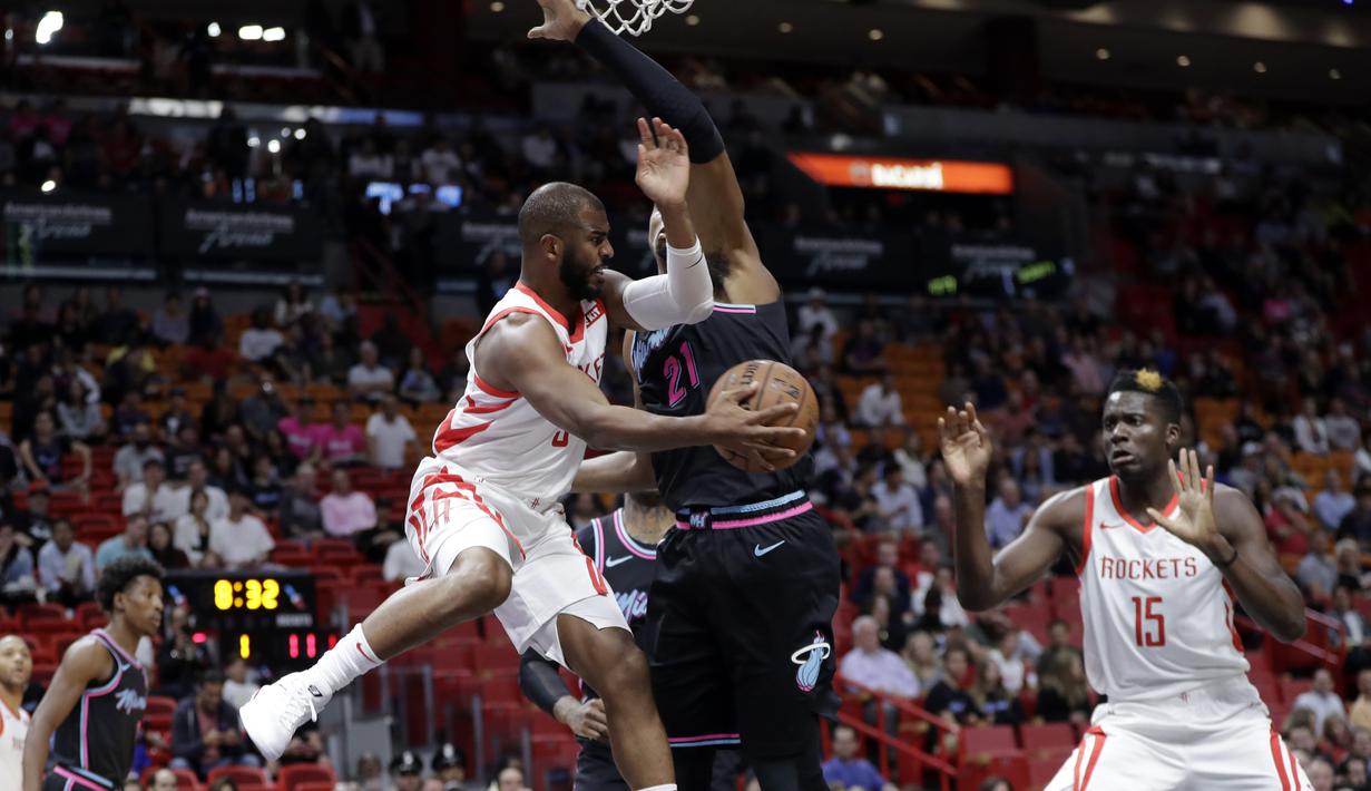 2. Aksi PG Rockets, Chris Paul kontra Miami Heat dalam lanjutan NBA di American Airlines Arena, Jumat (21/12/2018). Houston Rockets kalah 99-101 atas Miami Heat. (AP)