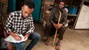 Pengungsi mengisi formulir di depan UNHCR, Jakarta, Senin (6/2). Mereka menilai UNHCR tidak jelas dalam mengurus administrasi yang menyebabkan para pengungsi tanpa kepastian hingga bertahun-tahun menetap di negara ketiga. (Liputan6.com/Gempur M Surya)