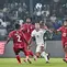 Penyerang Hong Kong, Everton Camargo (kanan), berebut bola dengan bek Bangladesh, Md Shakil Topu (kiri), dan gelandang Bangladesh, Sohel Rana (tengah), dalam pertandingan sepak bola kualifikasi Piala Asia AFC 2027 antara Bangladesh dan Hong Kong di Stadion Nasional, Dhaka, pada 9 Oktober 2025. (MUNIR UZ ZAMAN / AFP)
