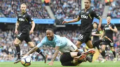 Pemain Manchester City, Raheem Sterling (kiri) jatuh saat berebut bola dengan pemain Swansea City, Federico Fernandez pada lanjutan Premier League di Etihad Stadium, Manchester, (22/4/2018). Manchester City menang 5-1. (AFP/Paul Ellis)