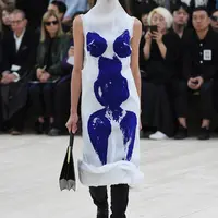 Beda warna sepatu menjadi trend 2017. (Image: Celine.com)